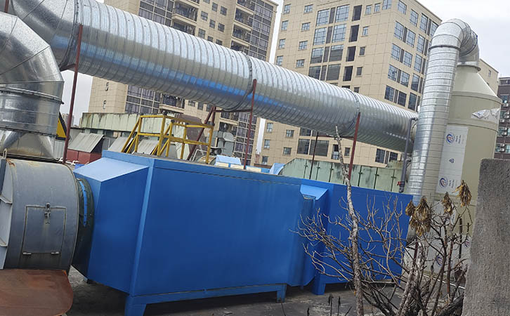 塑膠VOCS廢氣處理設(shè)備水噴淋塔+活性炭吸附器廢氣處理工程案例